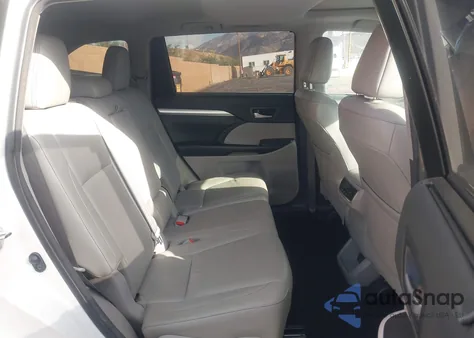 2018 Toyota Highlander Xle z USA, uszkodzony, nr VIN 5TDKZRFH3JS540070